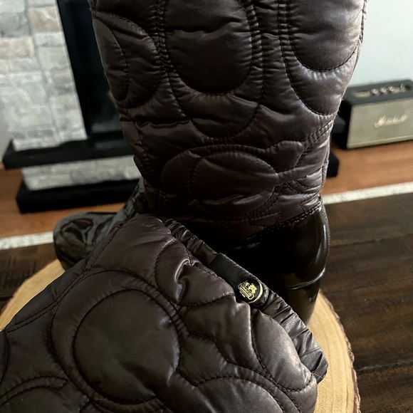 📦SOLD📦Women’s Coach Cantina A7368 wedge puffer Monogram boots. Size 8 - Picture 3 of 7